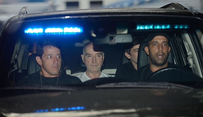 Eike Batista di dalam mobil polisi. [Sumber Gambar]