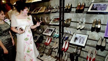 Koleksi sepatu mewah Imelda Marcos di Marikina Museum. [Sumber Gambar]