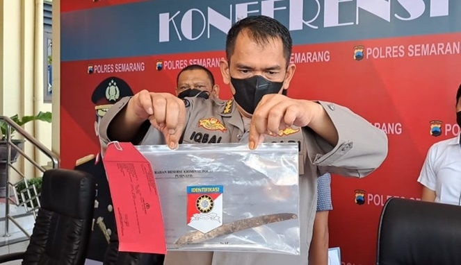 Polisi mengamankan barang bukti, pisau yang digunakan untuk memutilasi korban. [Sumber Gambar]