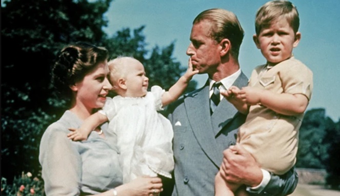 Ratu Elizabeth II dan Pangeran Philip semasa muda. [Sumber Gambar]