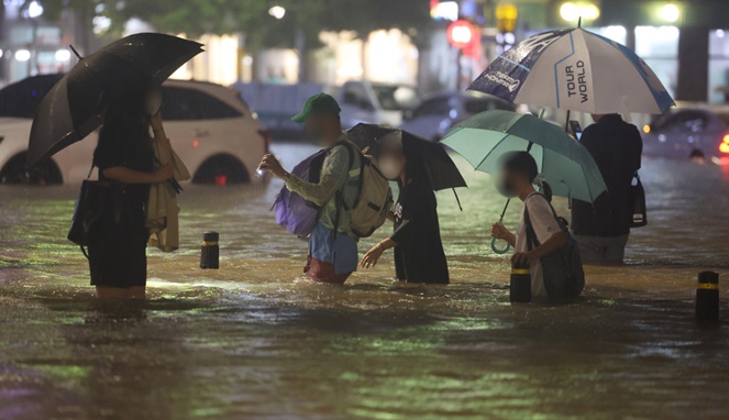 Banjir di Gangnam, Seoul, setinggi lutut orang dewasa. [Sumber Gambar]
