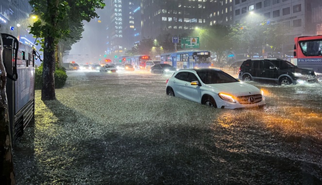 Jalan raya di dekat Stasiun Gangnam terendam banjir. [Sumber Gambar]