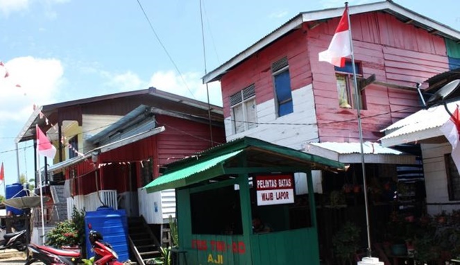 Rumah bercat merah putih ini kini sepenuhnya termasuk wilayah Indonesia. [Sumber Gambar]