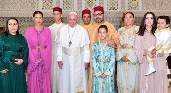Keluarga kerajaan Maroko bersama Paus Paulus.