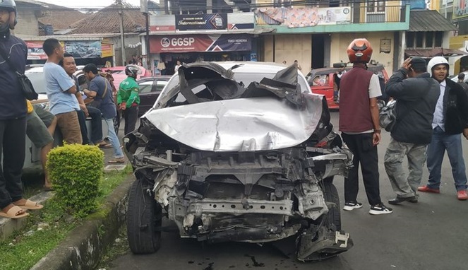 nenek pengemudi xpander tabrak angkot