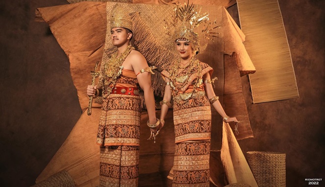 Kaesang dan Erina mengenakan pakaian adat Lampung Saibatin. [Sumber Gambar]