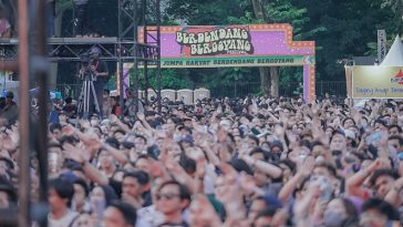 Penonton membeludak saat festival musik Berdendang Bergoyang. [Sumber Gambar]