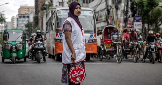 Trained students take up traffic control duties to ease congestion in Dhaka