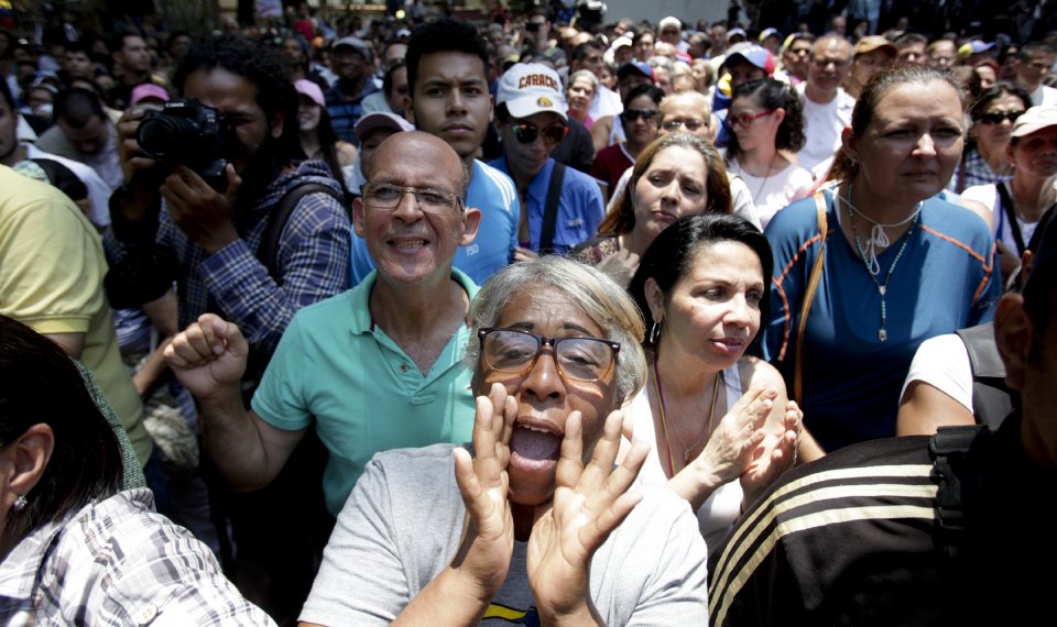 Venezuelans search for water as new blackouts hit nationwide