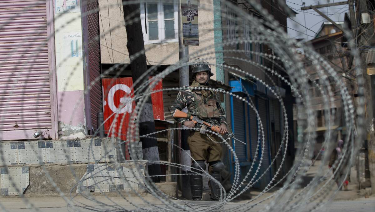 5 dead in Kashmir, shops stage boycott of crackdown by India