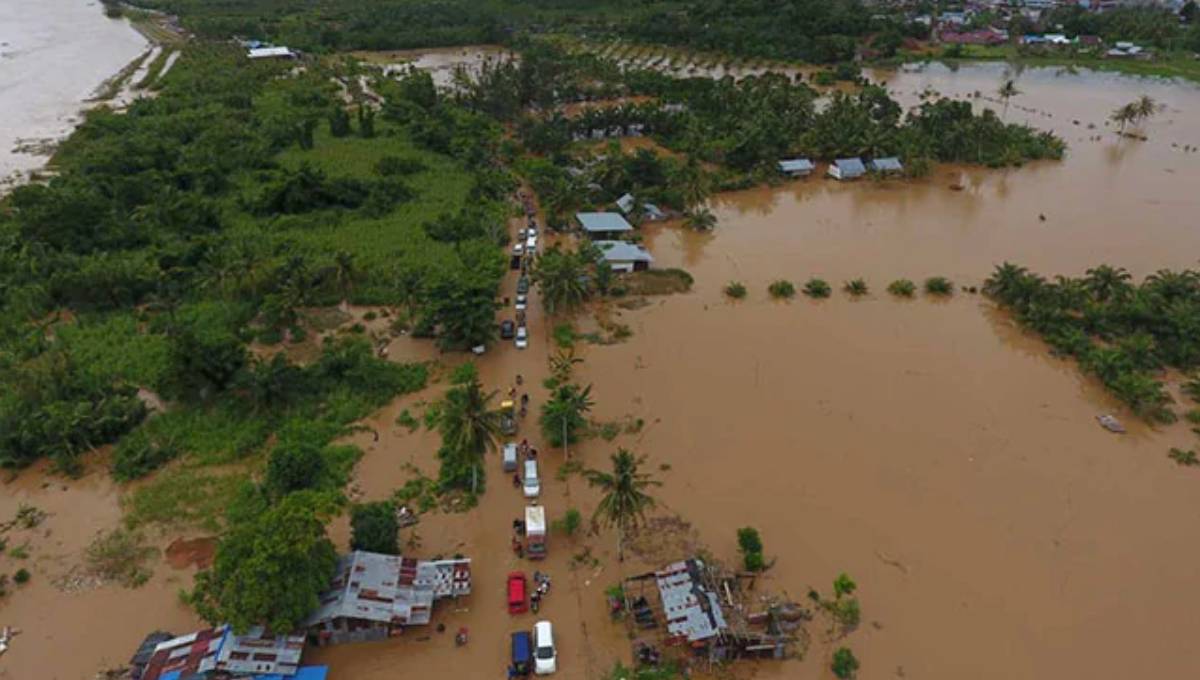 Indonesia floods kill at least 19, thousands displaced