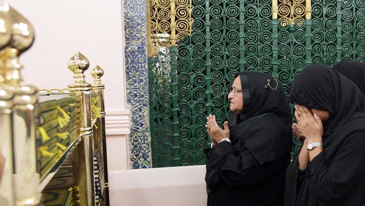 PM offers ziarat at mazar of Great Prophet 