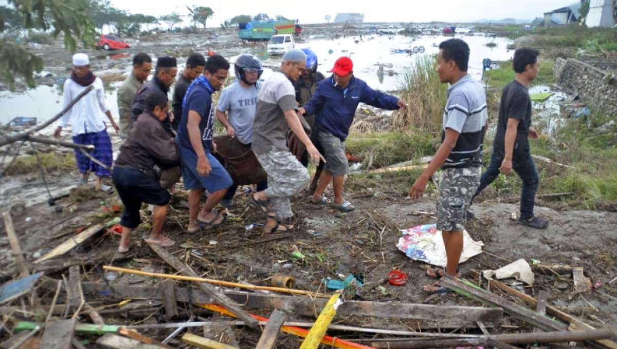 Indonesia quake, tsunami deaths climb to 384