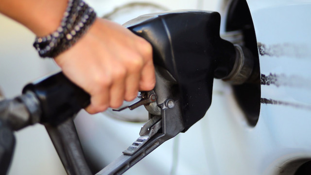 Average US price of gas drops 11 cents per gallon to $2.73