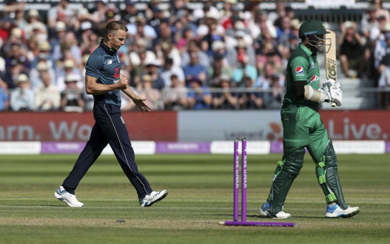 England chases down 359, eases to 6-wicket win over Pakistan