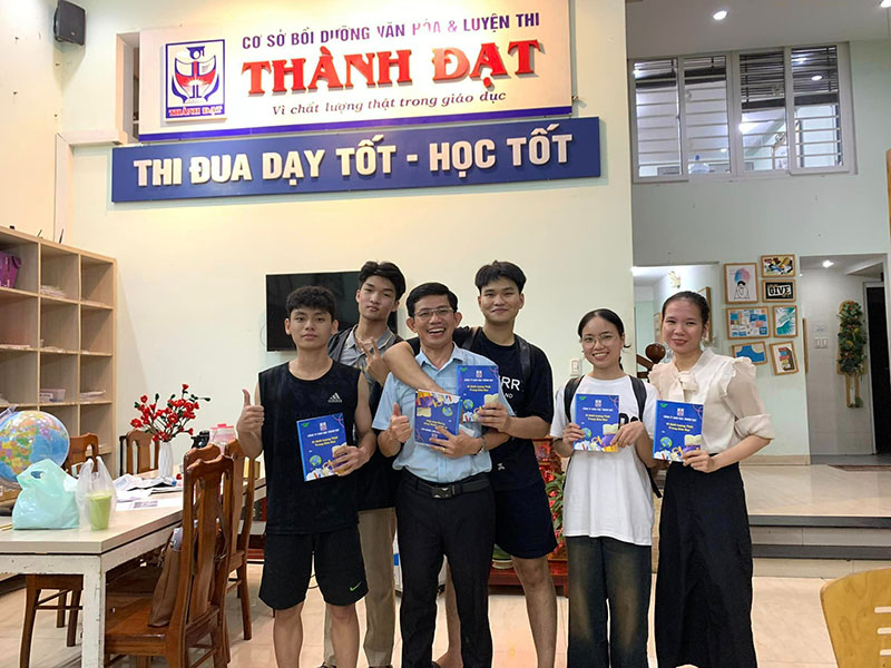 Thầy và trò của Trung Tâm Luyện Thi Thành Đạt