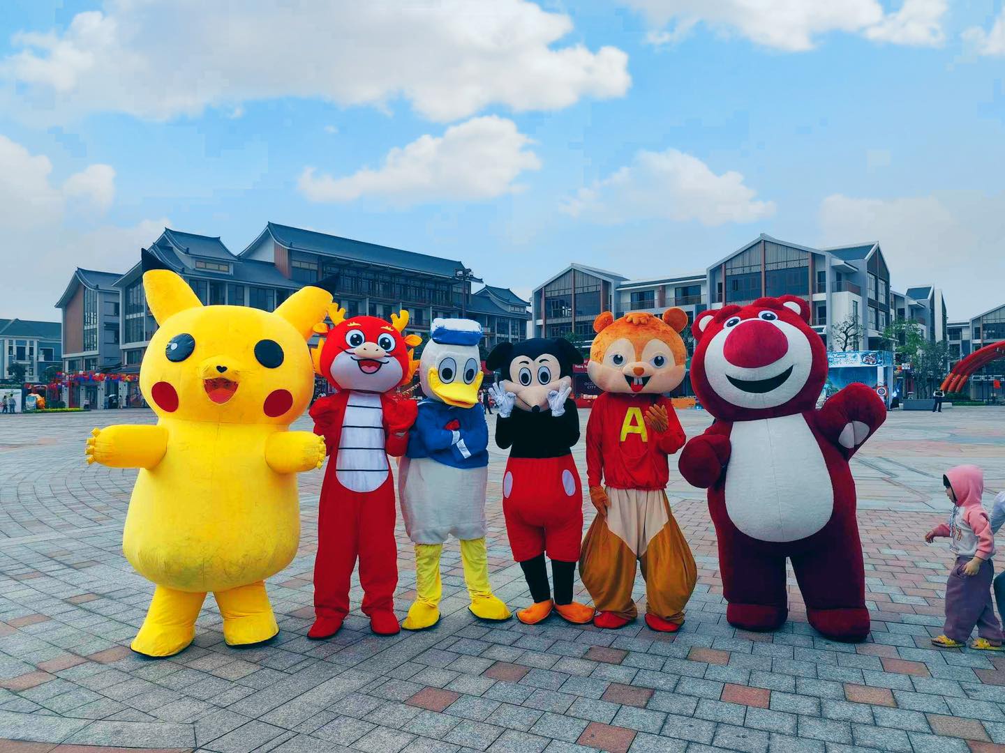 Các mascot ấn tượng Doraemon, Panda, chuột Mickey, Minion, Pikachu,...