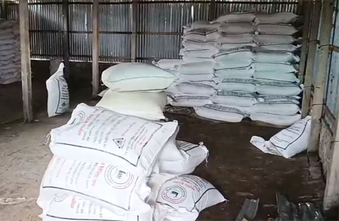 Farmers in Kurigram broke open a dealer’s warehouse