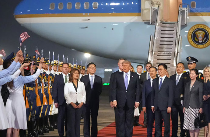 US President Donald Trump descended the steps of Air Force One in Beijing