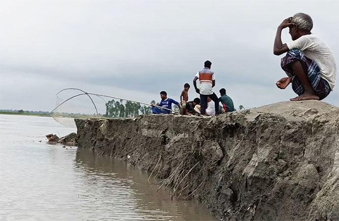 Teesta erosion leaves several hundred families homeless in northern districts
