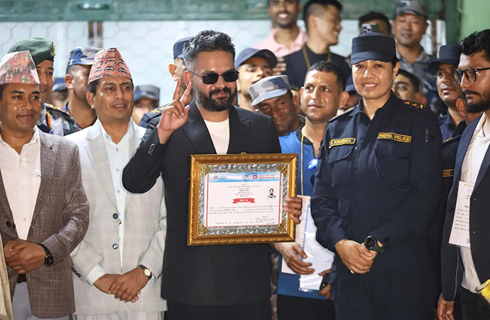 Subodh returns to Agargaon wall with strong anti-war message
