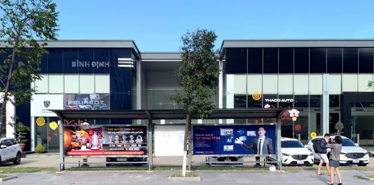 QC trước cổng siêu thị nội thất Đài Loan