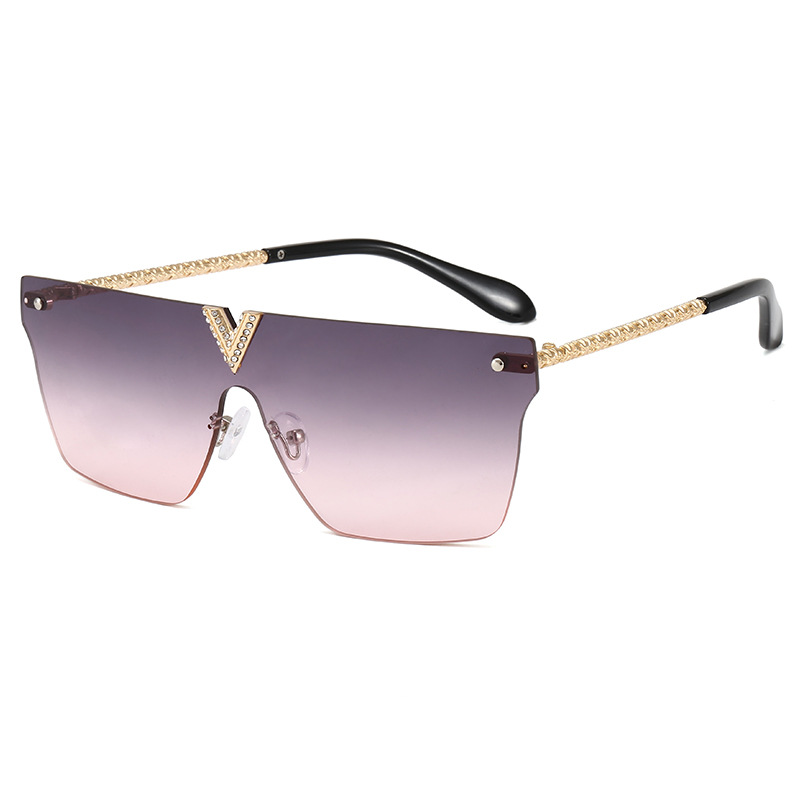  The new female sunglasses, a large frame with a light studding, gives you more elegance, with two golden shields, a new design and a color gradient from darker to light. Available in several colors