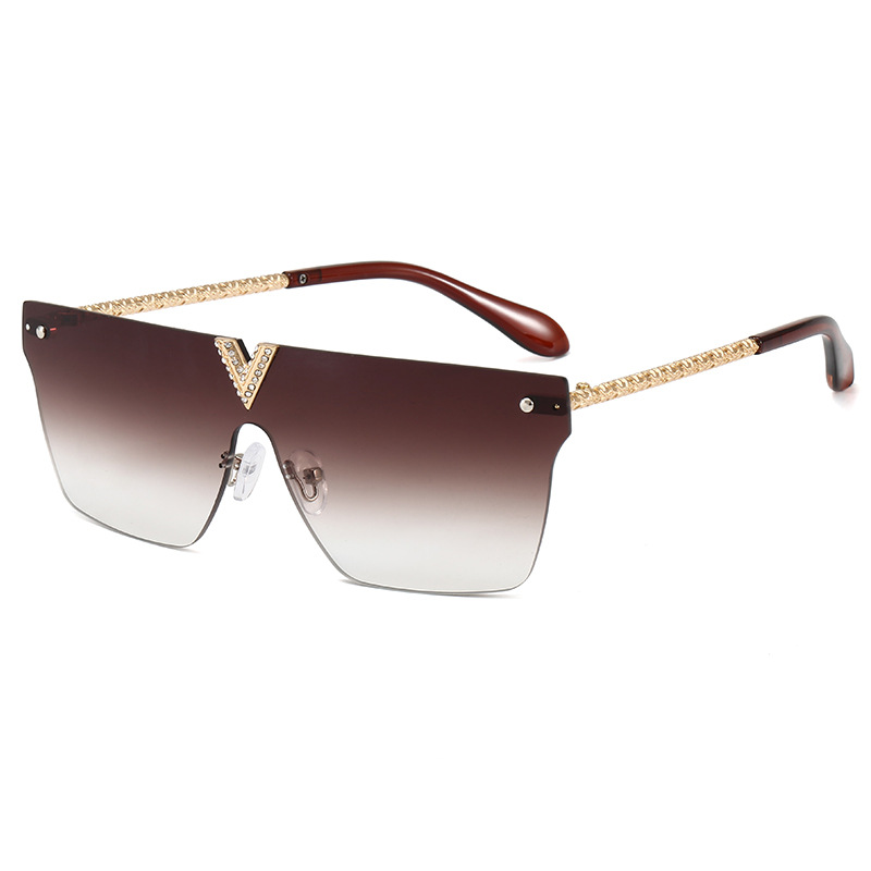 The new female sunglasses, a large frame with a light studding, gives you more elegance, with two golden shields, a new design and a color gradient from darker to light. Available in several colors