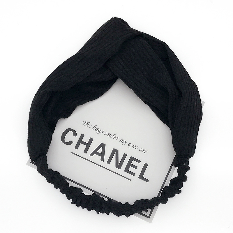 A crossed hair collar keeps the hair in place and provides a stylish look while the ornate bow details enhance its gorgeous look. Made of high quality materials, the hairband will last longer.