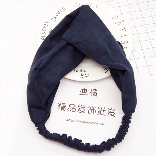  A winter hair collar keeps the hair in place and provides a stylish look while the ornate bow details enhance its gorgeous look. Made of high quality materials, the hairband will last longer.