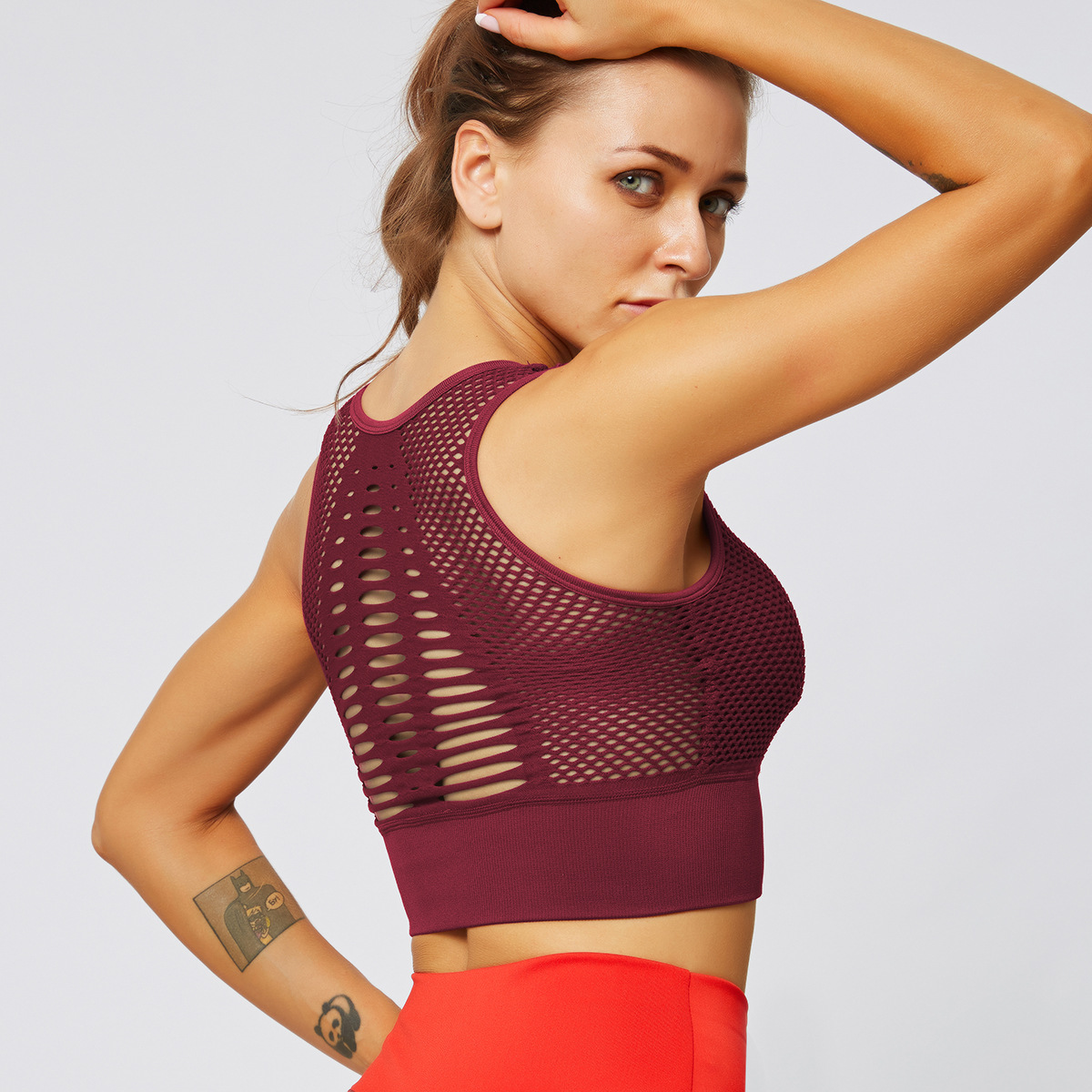  Stylish sports bra with perforated mesh and beautiful lines that fits your body shape, high quality and thin sports products