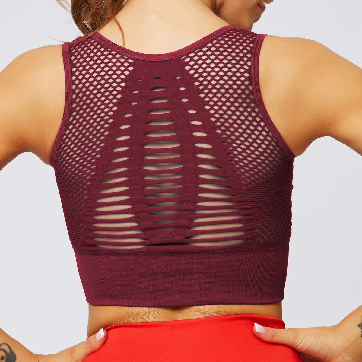  Stylish sports bra with perforated mesh and beautiful lines that fits your body shape, high quality and thin sports products