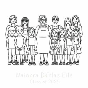 Một bức ảnh lớp học chơi.  Có 20 trẻ em 4 tuổi, 7 trai và 14 gái.  5 nữ giáo viên cũng có trong hình. Một người trong số họ cắt tóc bob a, không đeo kính, một người để tóc dài và đeo kính, một người là phụ nữ ở độ tuổi 60 và đeo tạp dề, một người để tóc dài thẳng và không đeo kính, một người để tóc dài và tóc hơi gợn sóng.  Ở cuối bức tranh, nó đã in "Naíonra Dhúrlas Éile Class of 2025"