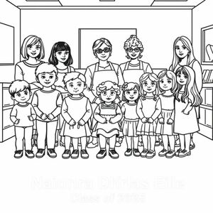 Một bức ảnh lớp học trong môi trường lớp học.  Có 7 bé trai và 14 bé gái trong bức ảnh 4 tuổi. 5 giáo viên cũng có mặt trong bức tranh. Họ là phụ nữ 5 tuổi, một trong số họ cắt tóc bob và ở độ tuổi 30, một người để tóc dài và đeo kính ở độ tuổi 20, một người là phụ nữ ở độ tuổi 60, với mái tóc xoăn ngắn và đeo tạp dề. Một phụ nữ có mái tóc dài xoăn gợn sóng và không đeo kính, một phụ nữ có mái tóc dài thẳng và không đeo kính. Chỉ có một phụ nữ đeo tạp dề, và chỉ có một phụ nữ đeo kính. Ở cuối bức tranh, nó đã in "Naíonra Dhúrlas Éile Class of 2025"
