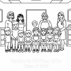 Hình ảnh là 20 học sinh Playschool và 5 giáo viên. Một bức ảnh lớp học trong môi trường lớp học.  Có 7 bé trai và 14 bé gái trong bức ảnh 4 tuổi. 5 giáo viên cũng có mặt trong bức tranh. Họ là 5 phụ nữ, một trong số họ cắt tóc bob và ở độ tuổi 30, một người để tóc đen dài và đeo kính ở độ tuổi 20, một người là phụ nữ ở độ tuổi 60, với mái tóc xoăn ngắn và đeo tạp dề. Một phụ nữ có mái tóc dài gợn sóng, không đeo kính và không có tạp dề, một phụ nữ có mái tóc dài thẳng và không đeo kính. . Ở cuối bức tranh, nó đã in "Naíonra Dhúrlas Éile Class of 2025"
