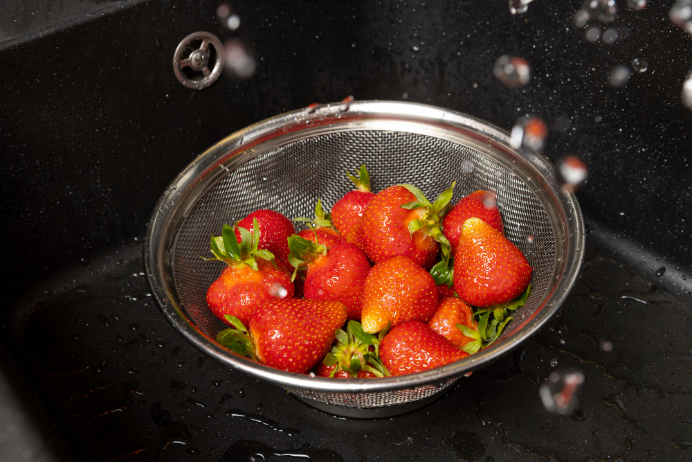 How to Clean Strawberries