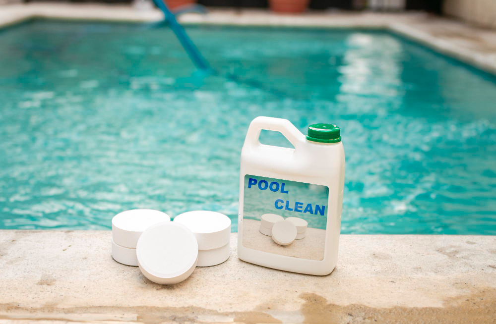 Sanitize pool water with white vinegar