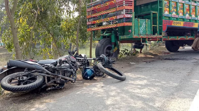 নওগাঁয় ট্রাকচাপায় মোটরসাইকেল আরোহী দম্পতি নিহত