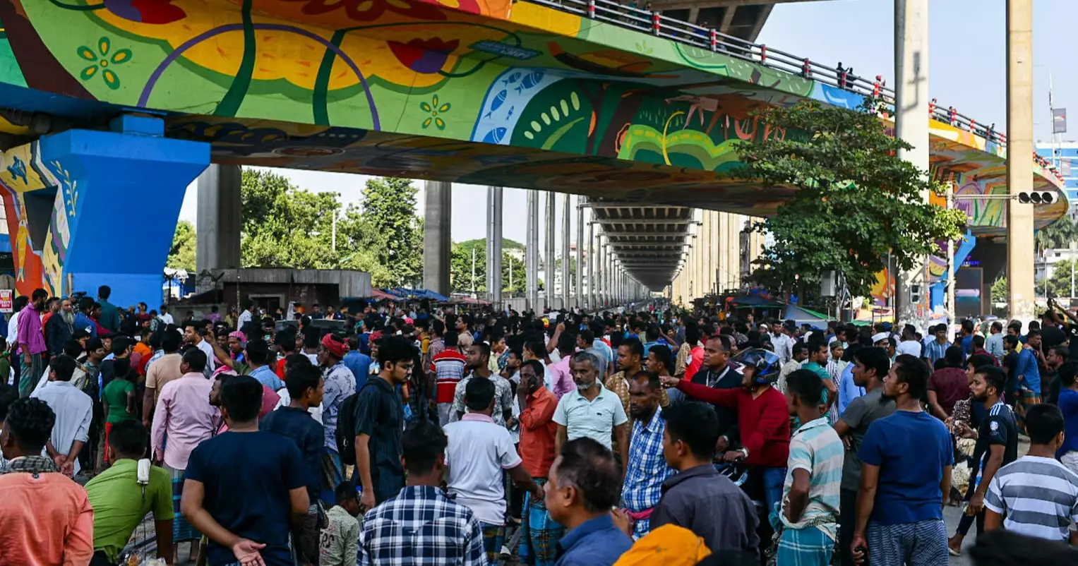 নিষেধাজ্ঞার প্রতিবাদে ব্যাটারিচালিত রিকশা চালকদের সড়ক অবরোধ