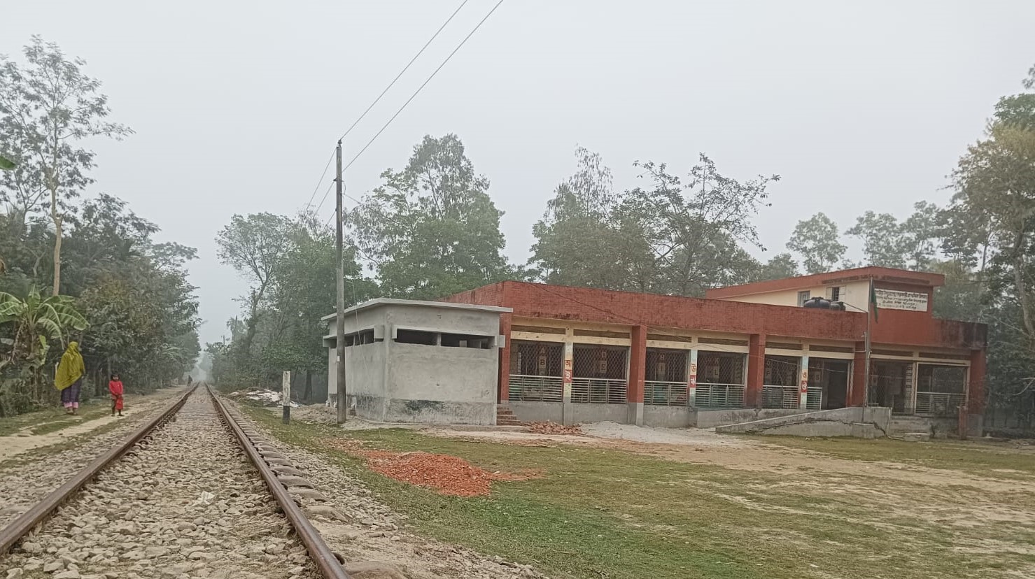 রেললাইনের পাশে প্রাথমিক বিদ্যালয়, নেই সীমানা দেওয়াল