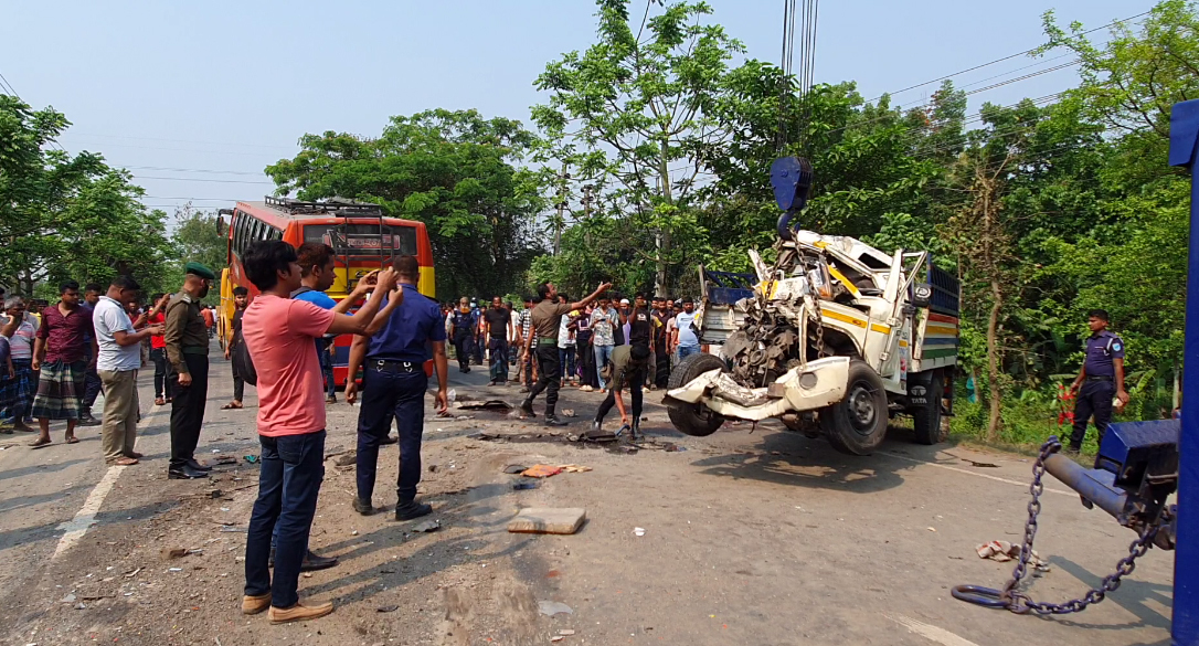 5 of a family among 13 dead in bus-pickup van collision on Dhaka-Khulna highway