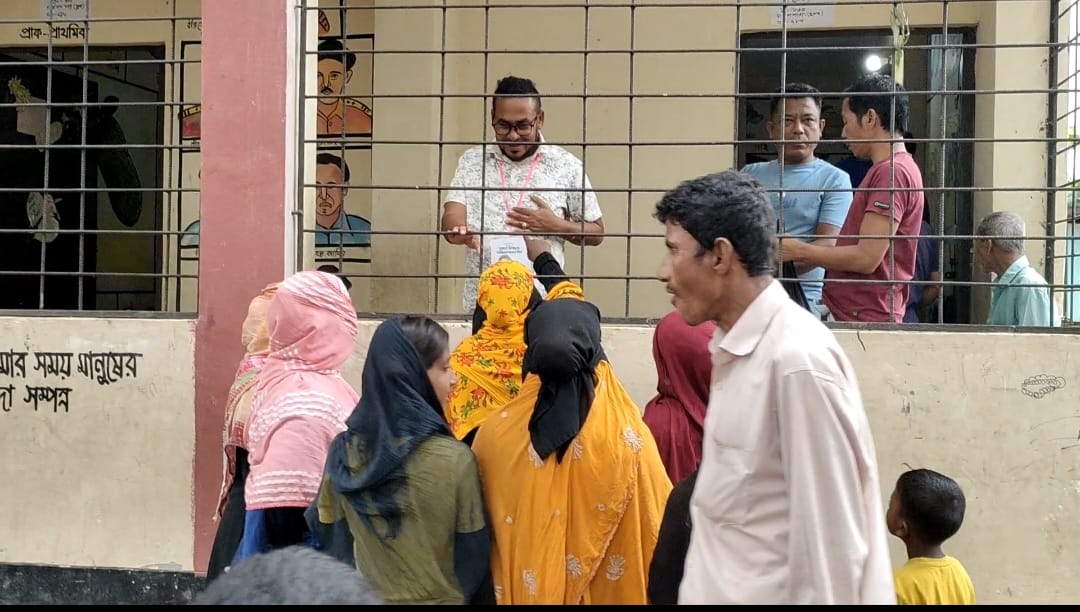 Upazila Election: Video of candidate's agent distributing money in Cox’s Bazar goes viral; authorities pledge action