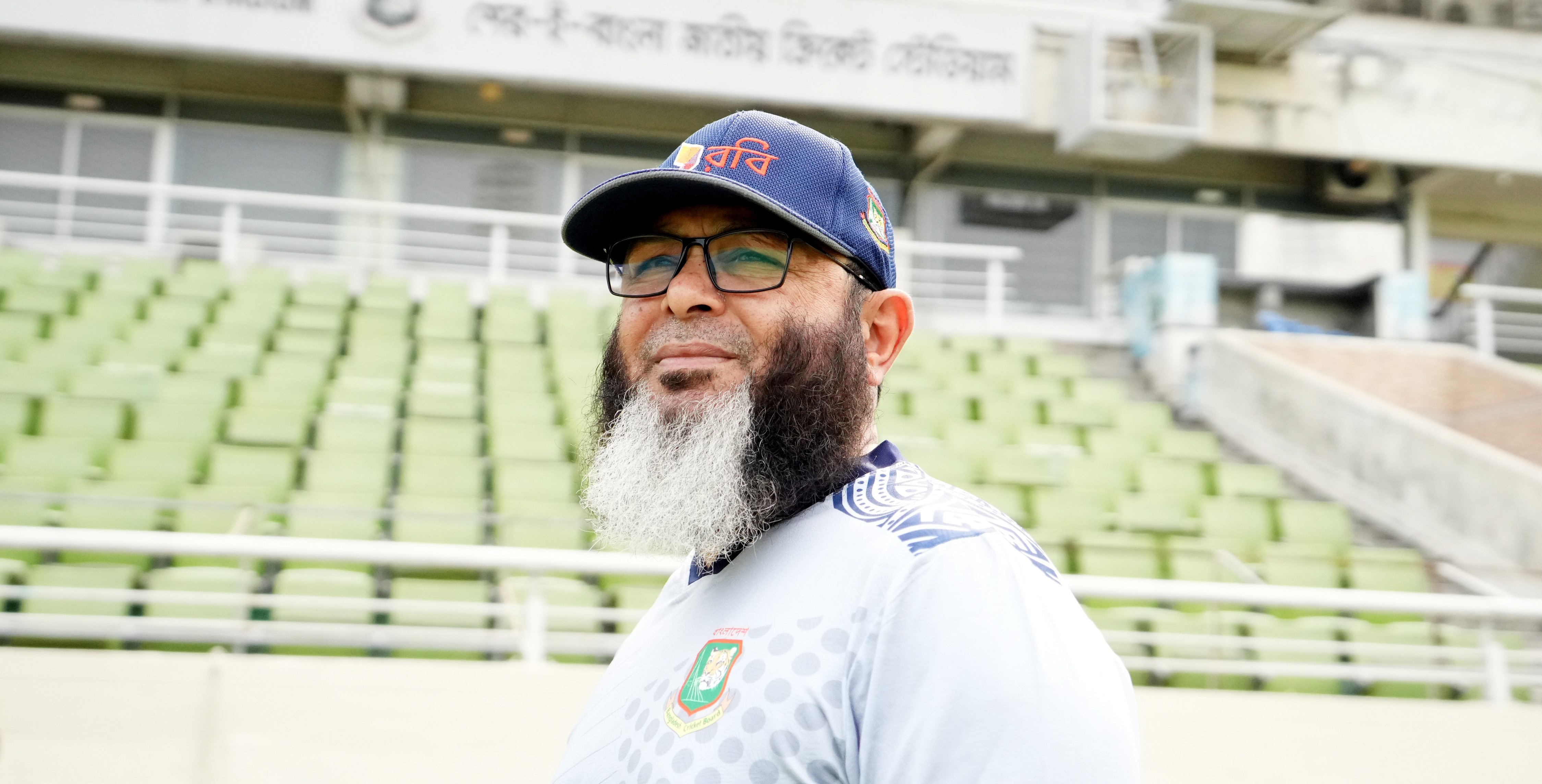Mushtaq Ahmed arrives in Dhaka to take up assignment with Tigers