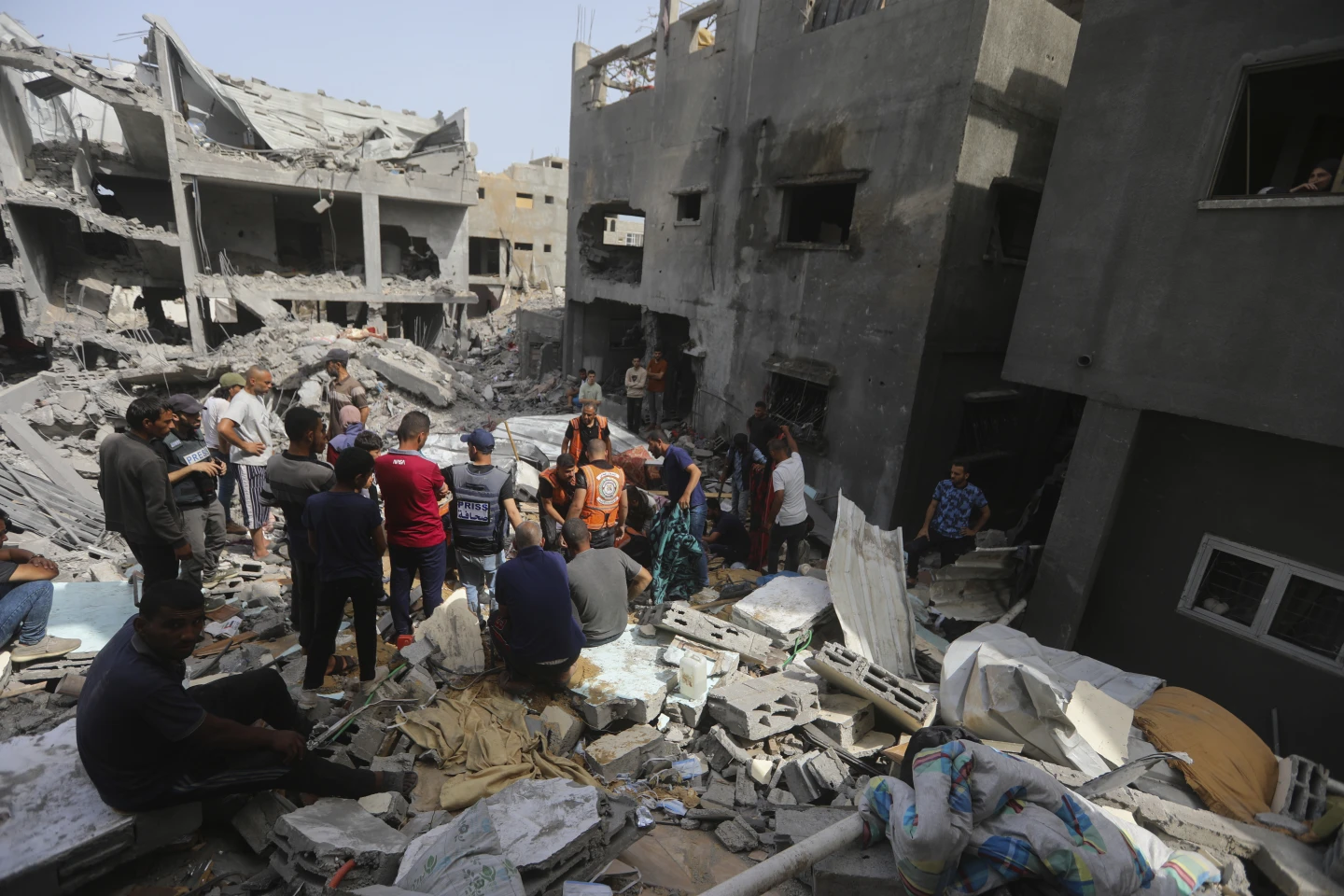 Airstrike kills 27 in central Gaza and fighting rages as Israel's leaders are increasingly divided