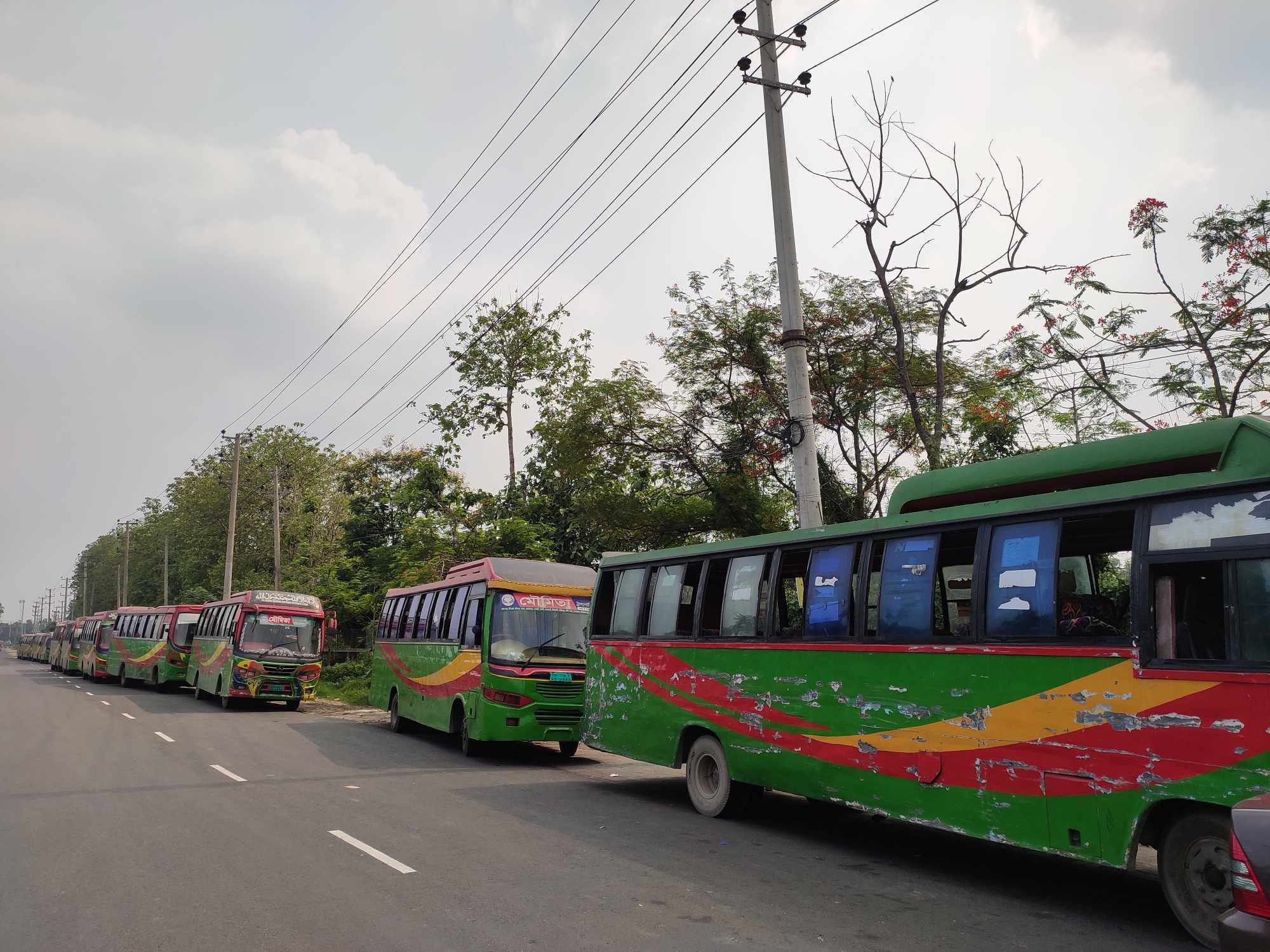JU students seize 16 buses of Moumita Paribahan following student's complaint of molestation by helper