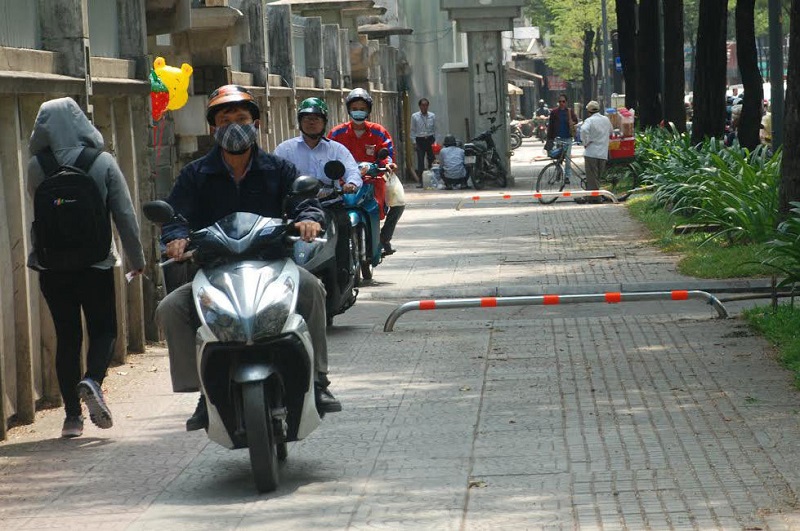 Lỗi đậu xe trên vỉa hè bị phạt bao nhiêu?