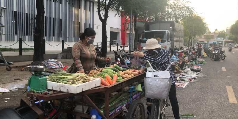 Mức phạt khi buôn bán hàng rong lấn chiếm lòng lề đường