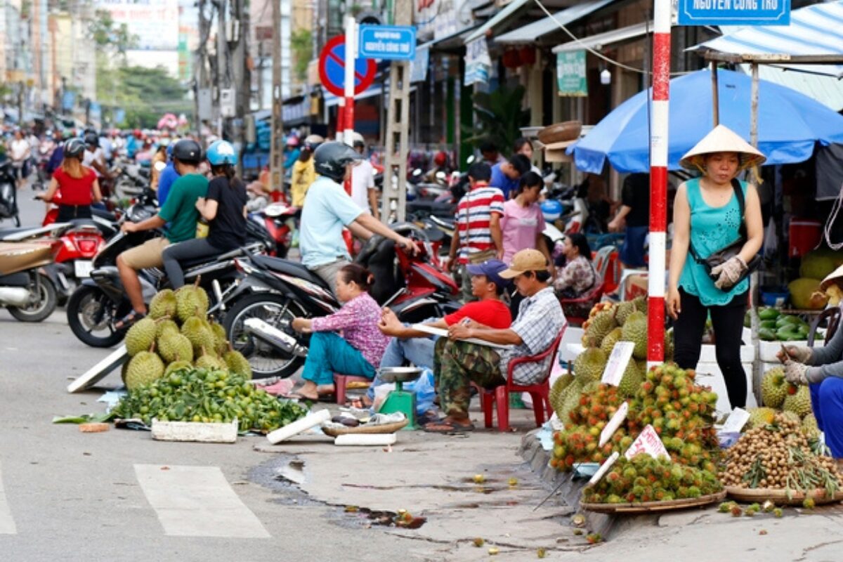 Mức phạt khi buôn bán hàng rong lấn chiếm lòng lề đường