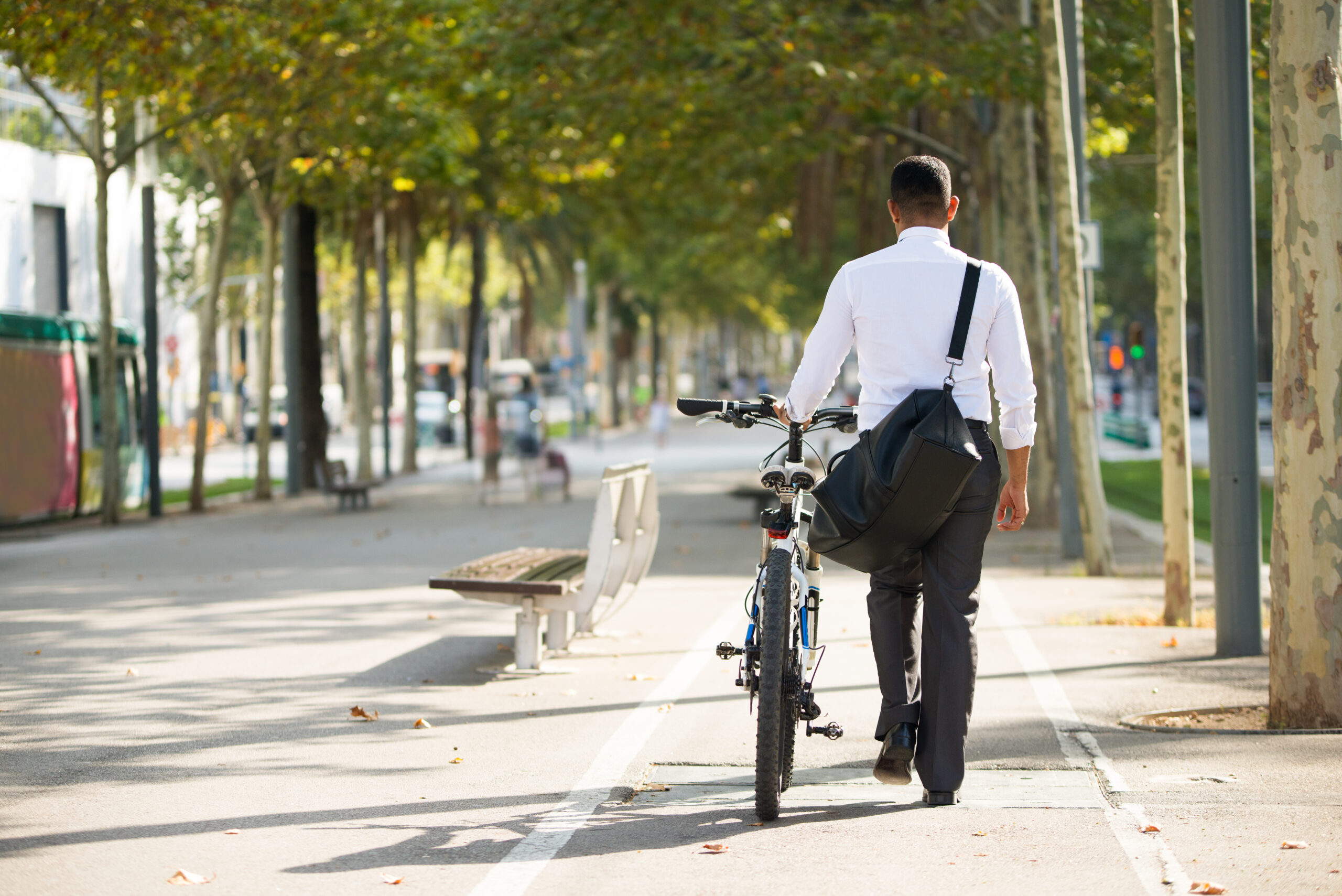 По дороге на работу получила. Люди на велосипедах в городе. Бизнесмен на велосипеде. Человек ведет велосипед. Прогулка на велосипеде.