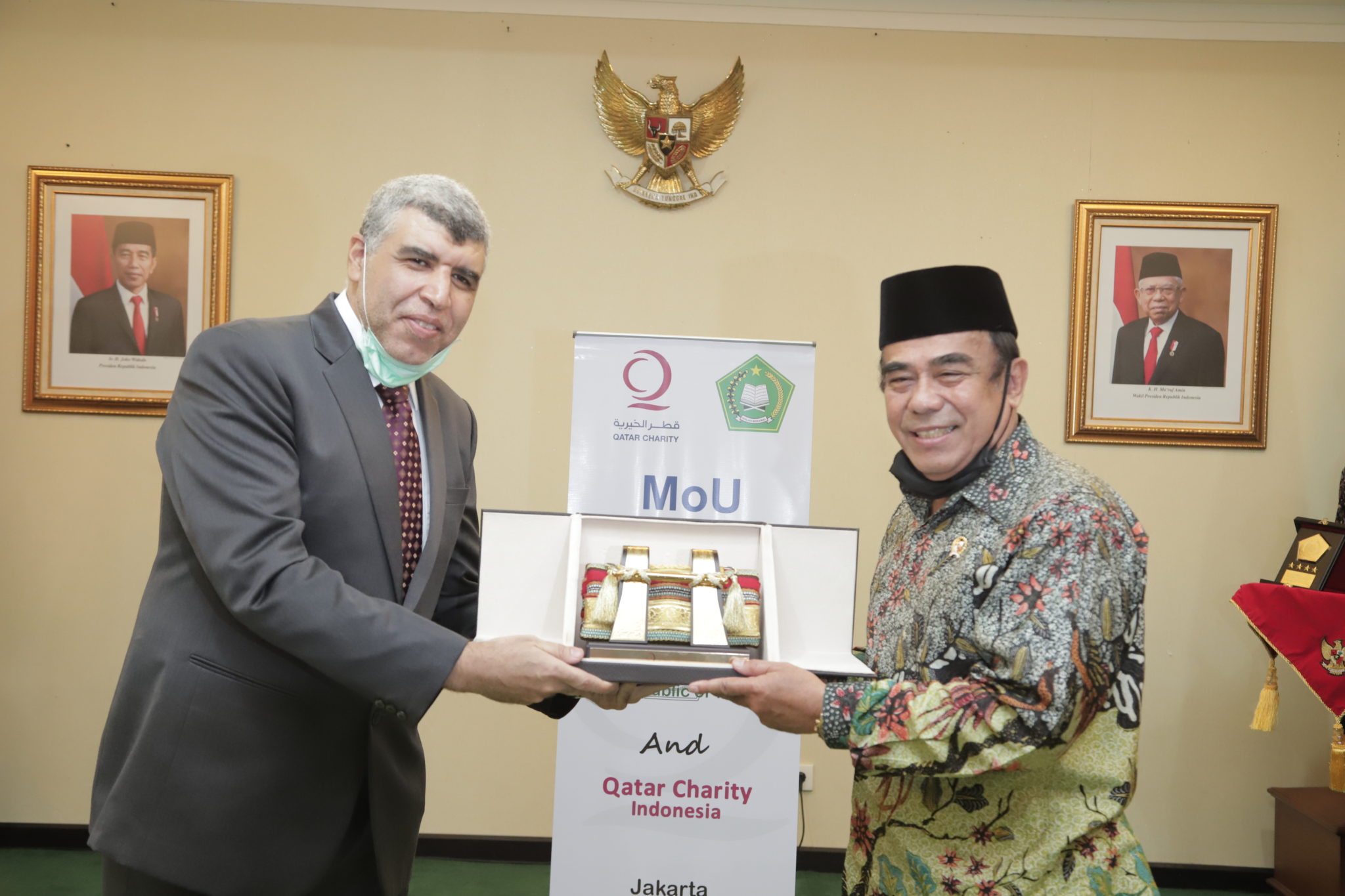  The image shows the Indonesian Minister of Health, Budi Gunadi Sadikin, and the CEO of Qatar Charity, Yousef bin Ahmed Al-Kuwari, signing a Memorandum of Understanding (MoU) on a healthcare collaboration between the Indonesian Ministry of Health and Qatar Charity.